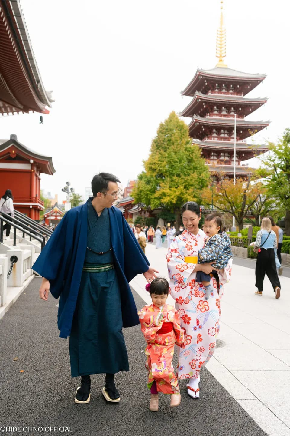 family-walking-together-near-the-pagoda-at-senso-ji-temple-in-asakusa-wearing-kimono-and-smiling-during-their-tokyo-trip